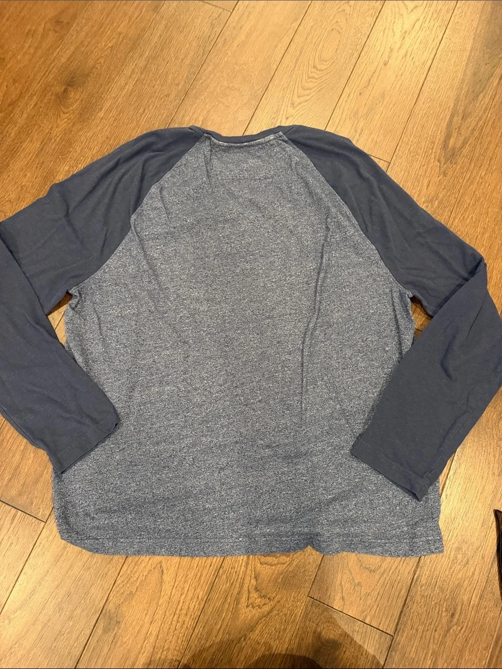 Banana Republic Quick Dry Long Sleeve Raglan Shirt - Medium - C27-173